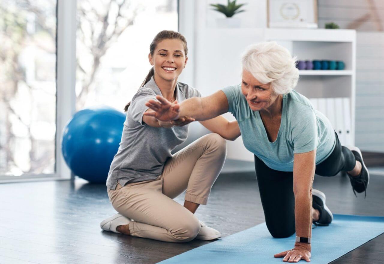 idosa-fazendo-exercicio-de-fisioterapia